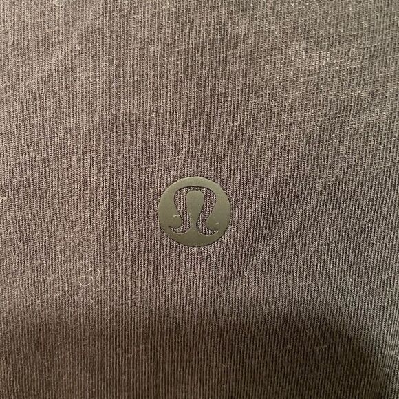 Lululemon TShirt Womens 6 Black 5 Year Basic Tee Vancouver Cityscape FLAWED - Picture 6 of 6